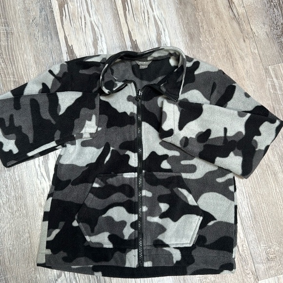 Eddie Bauer Kid's  Black and Gray Camo Fleece Jacket Size Medium 10/12 - Picture 1 of 7
